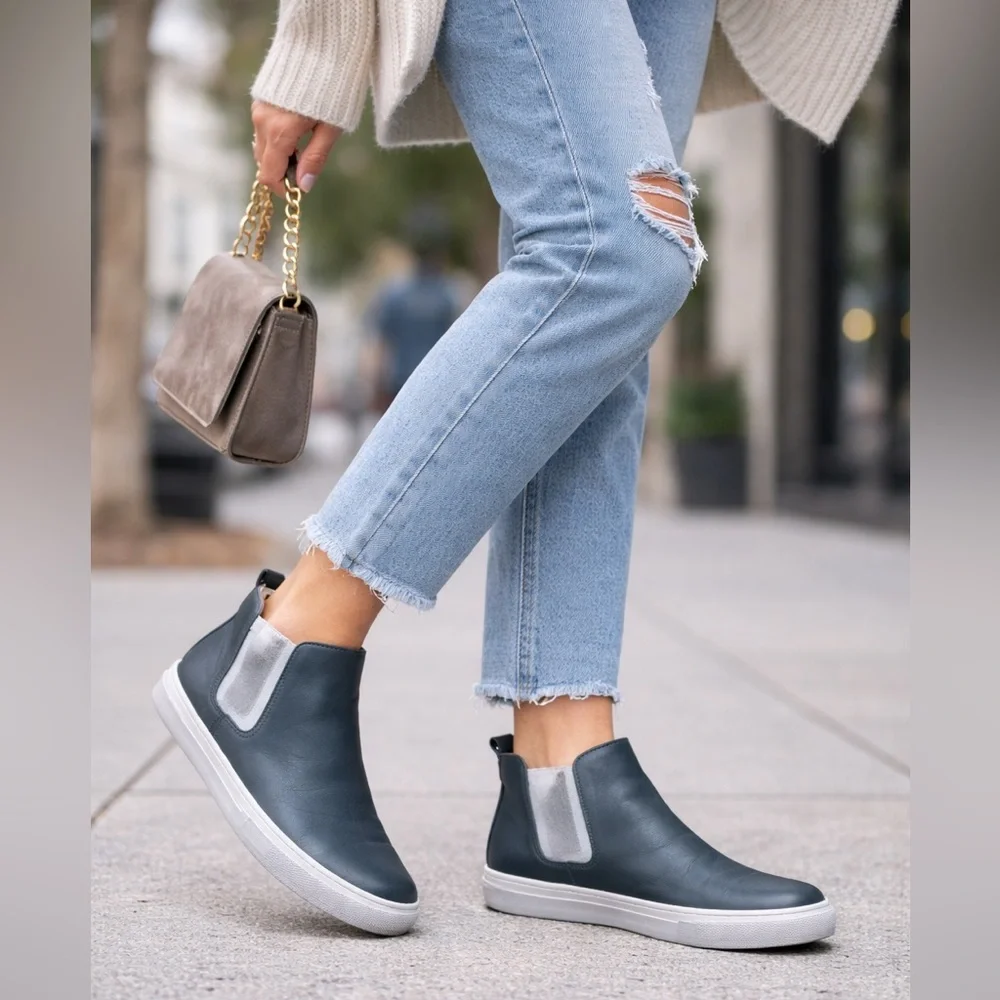 Bueno Rant Leather distressed sneakers in Ash